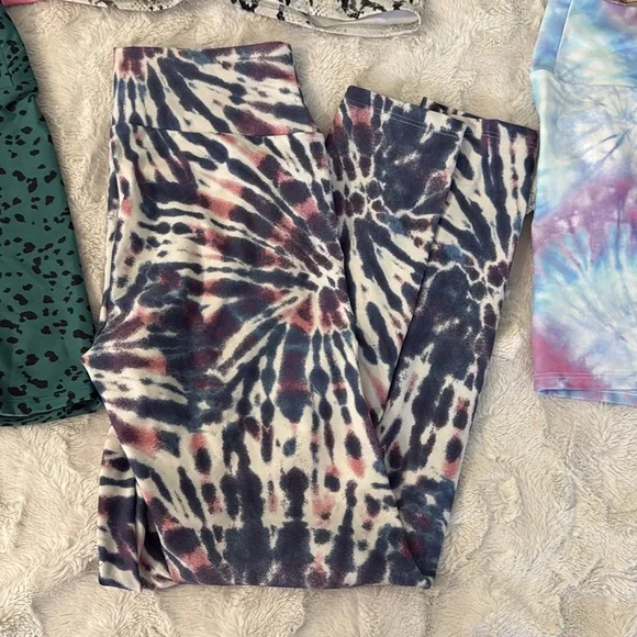 Colorful Patterned Activewear Set - Picture 3 of 4